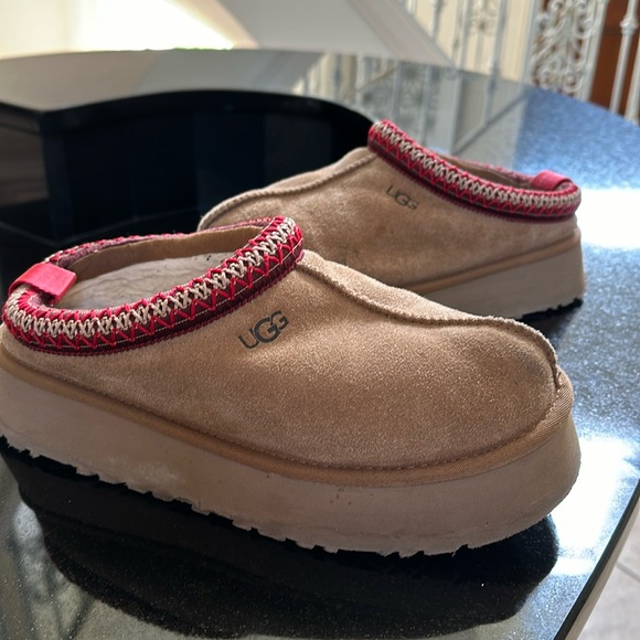 UGG Shoes - Ugg Shoes . Women's size 8